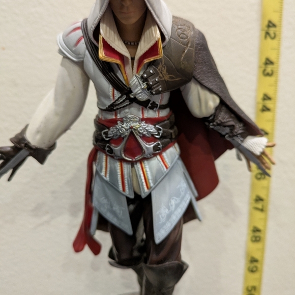 Assassin's Creed White and Brown Figurine 9" - Picture 3 of 8